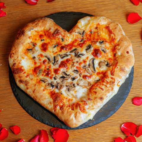 Szív alakú pizza Valentin-napra